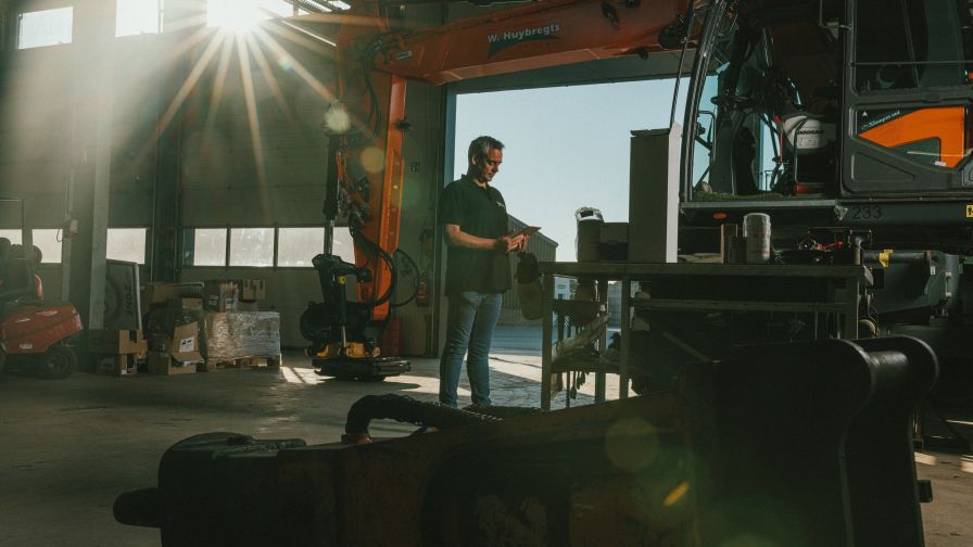 Man staat in werkruimte met een licht flare van links boven