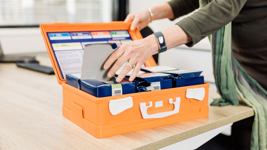 Eerstehulp kit wordt geopend