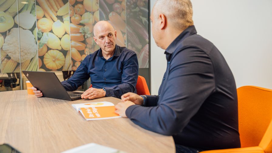 Mannen aan tafel in gesprek