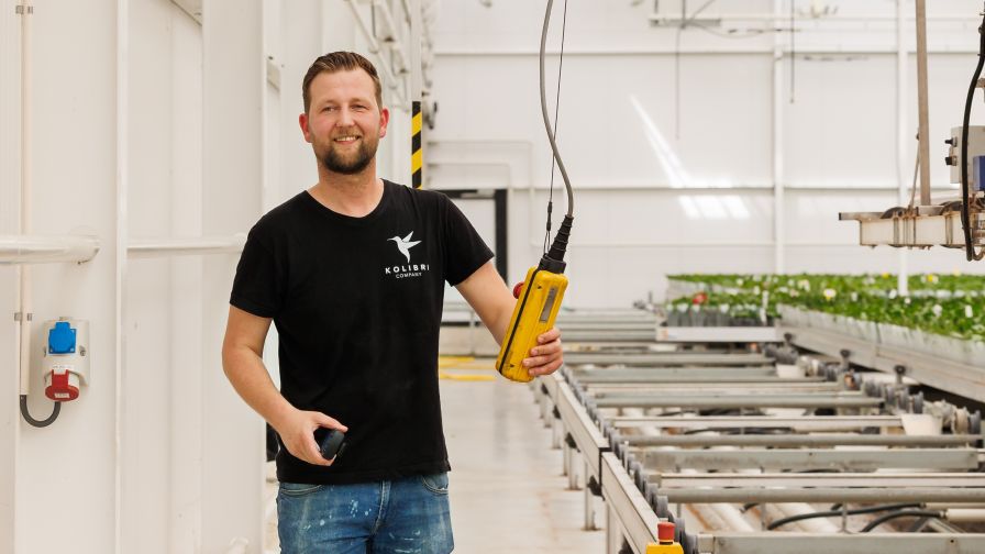 Man in plantenkast