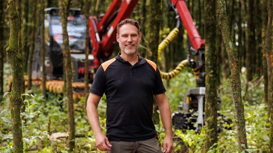 Man staat voor bomen