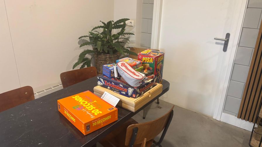bordspelletjes stapel op tafel