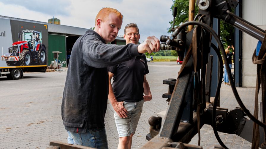 Collega's die elkaar helpen