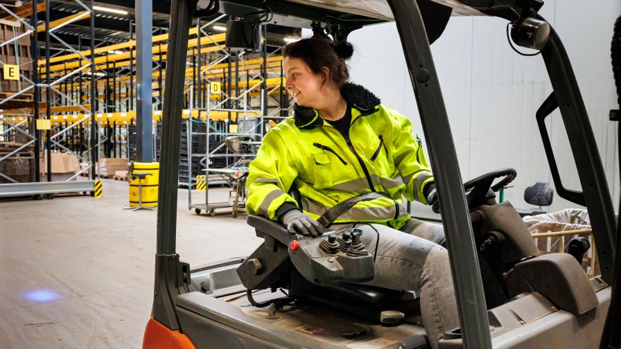 Vrouw in heftruck