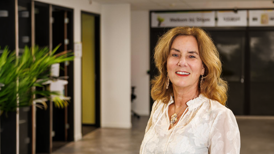 Vrouw glimlacht