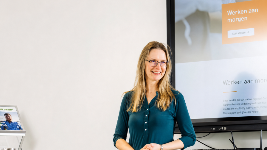 Vrouw staat voor smartboard