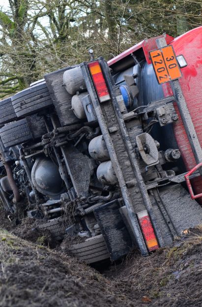 Gekantelde mestvrachtwagen