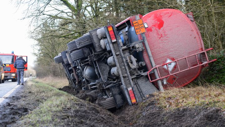 Gekantelde mestvrachtwagen