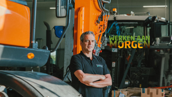 Man geposeerd met werken aan morgen logo naast hem