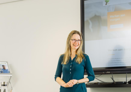 Vrouw staat voor smartboard