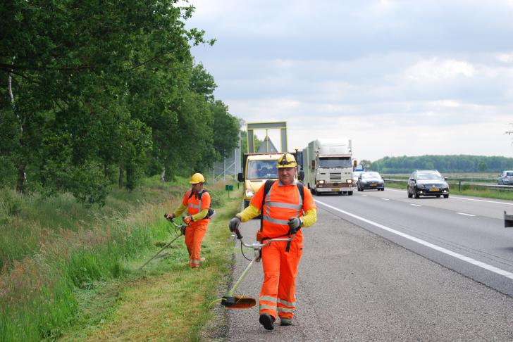 Werken langs de weg? Check de arbocatalogus voor een veilige klus