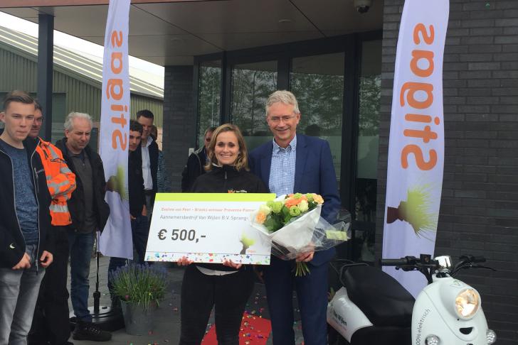 Eveline van Peer - Broeks (aannemersbedrijf Van Wijlen, Sprang- Capelle) wint Preventie Pioniersprijs
