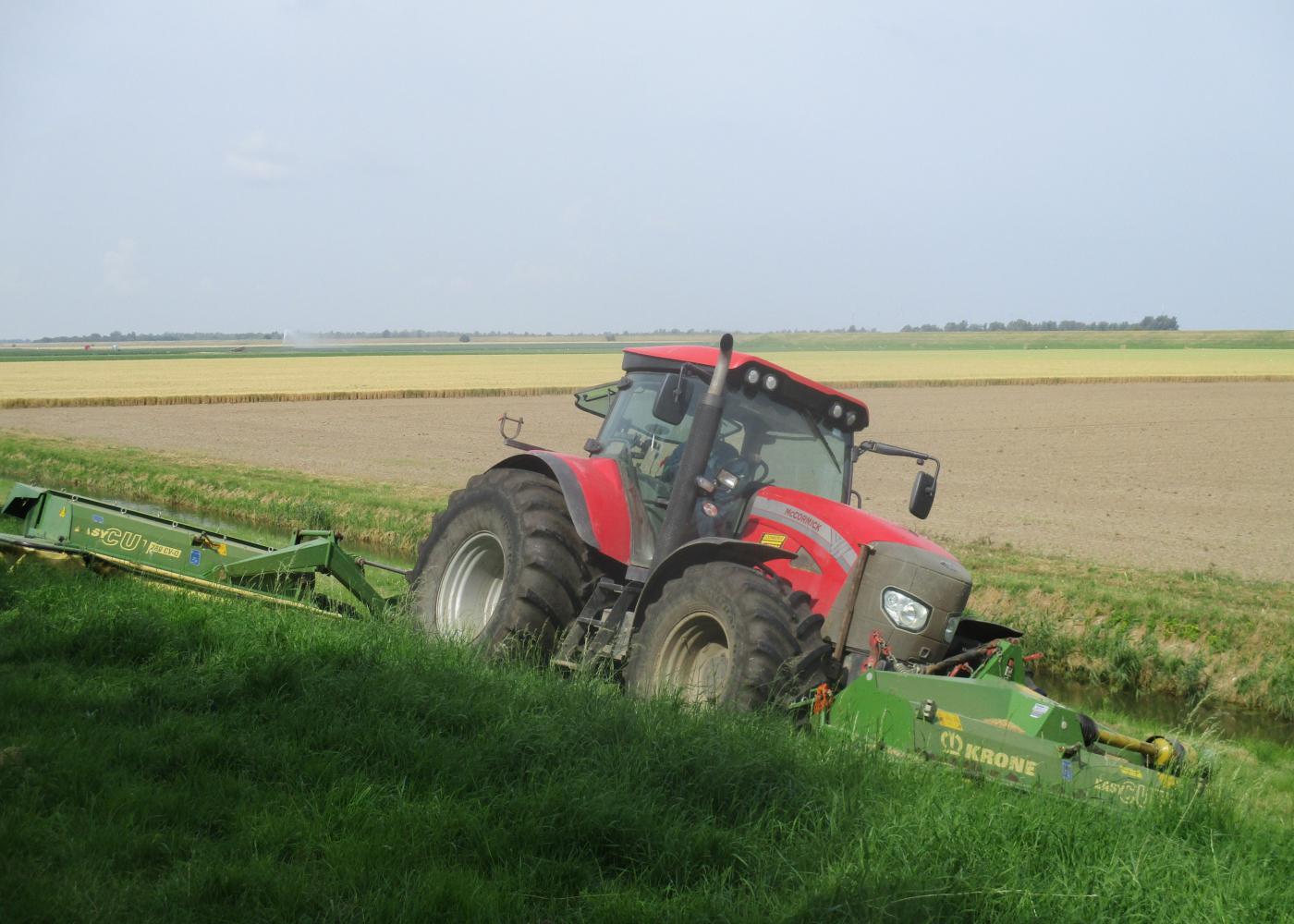 trekker op gordel om