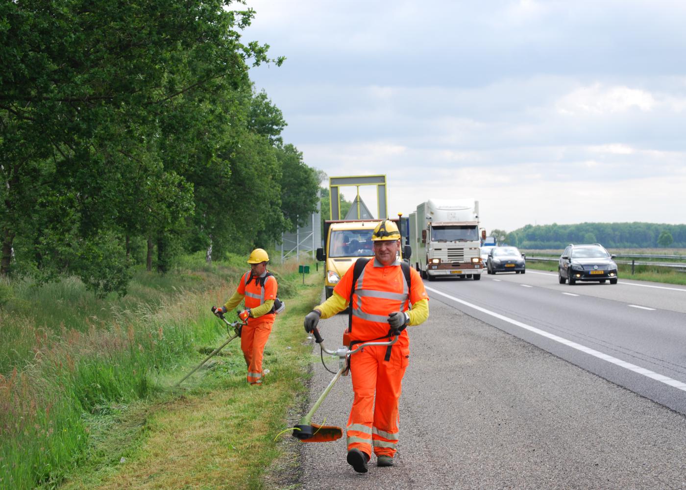 Werken langs de weg? Check de arbocatalogus voor een veilige klus