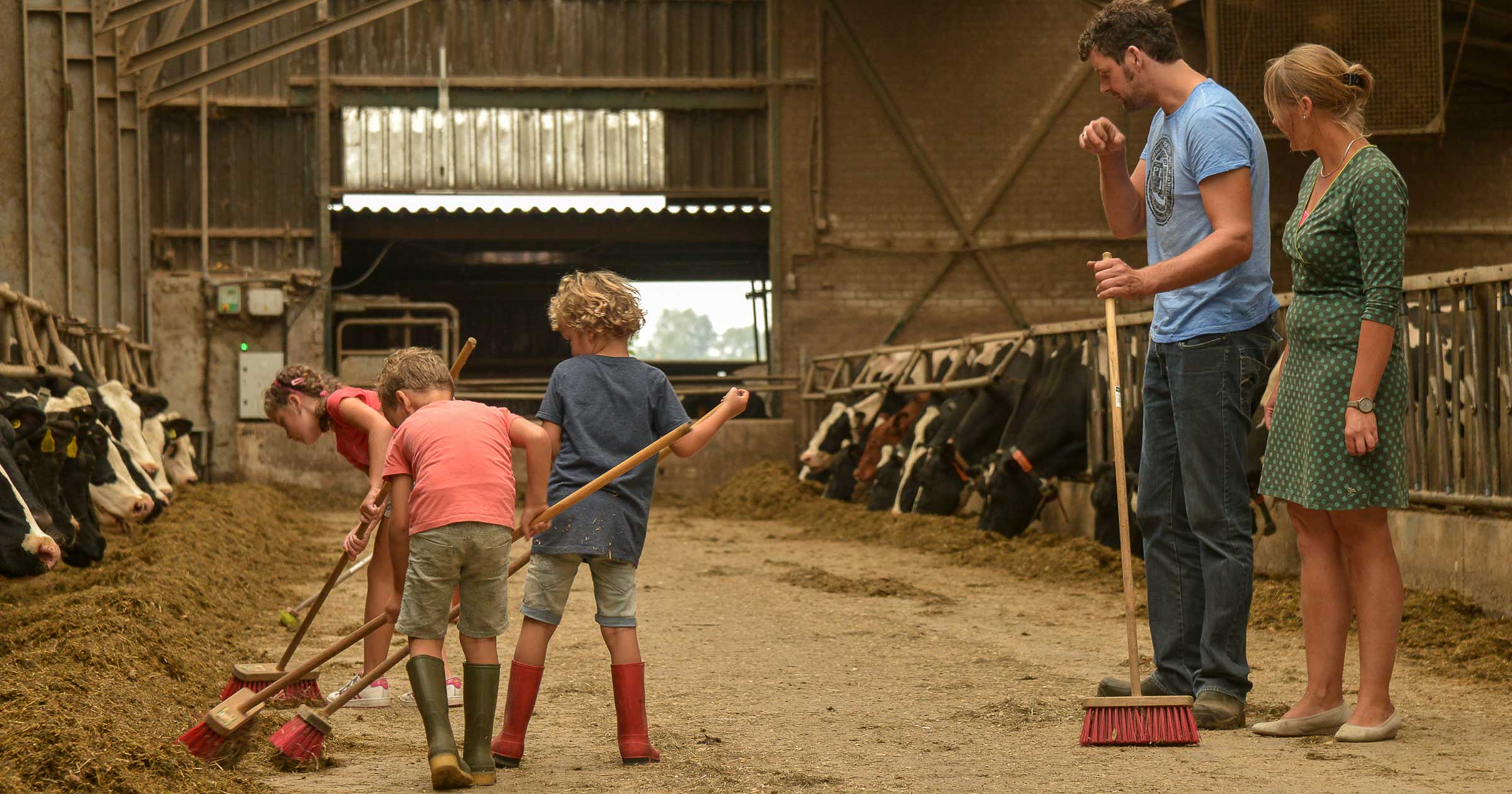 Een gezin aan het werk in de stal