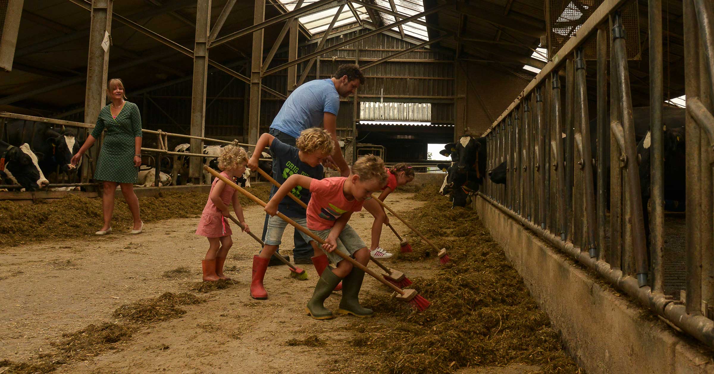 Gezin aan het werk in de stal